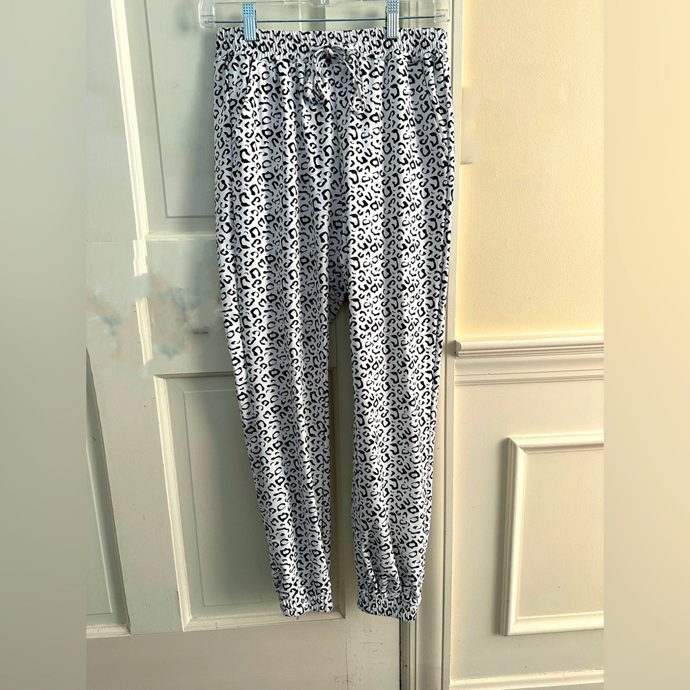 Black and white cuffed leg pants in comfortable light fabric. Not see through.